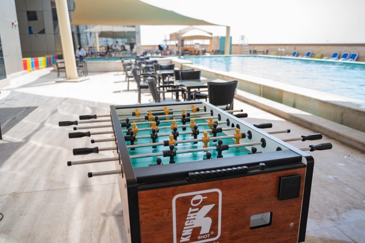 Luxe Grand Hotel Apartments Sardzsa Kültér fotó A foosball table