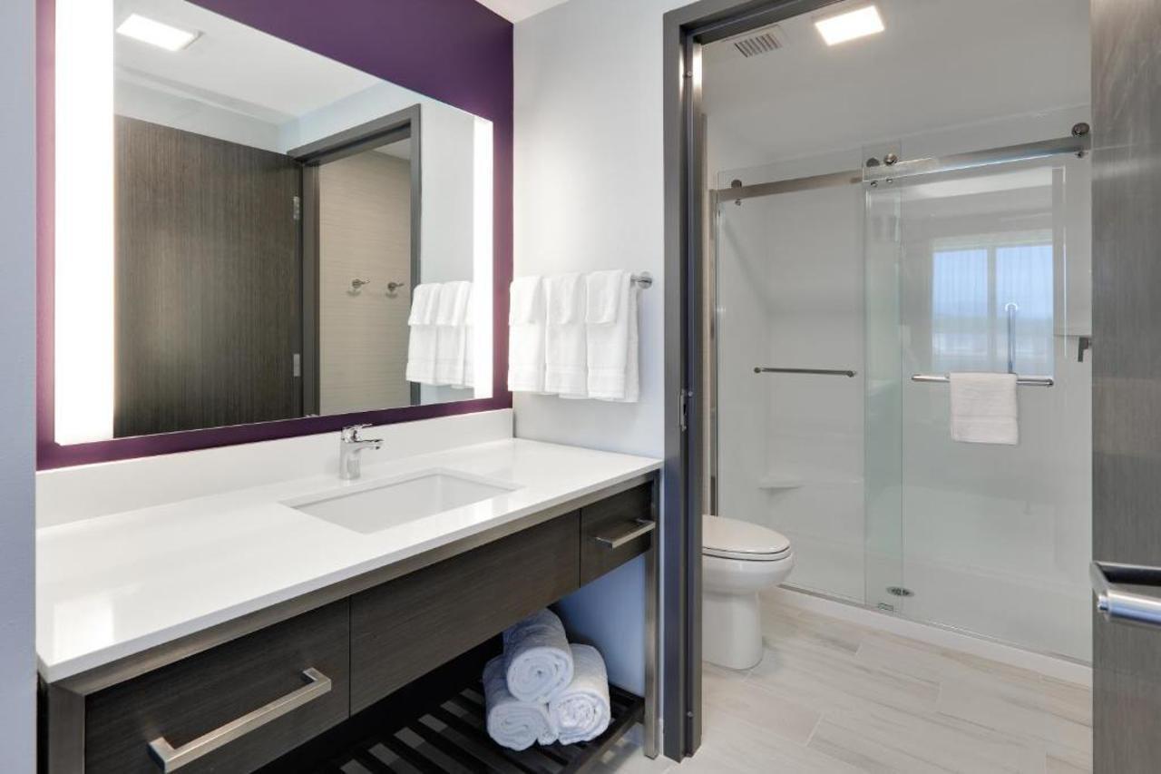 Luxe Grand Hotel Apartments Sardzsa Kültér fotó A bathroom in a typical hotel room