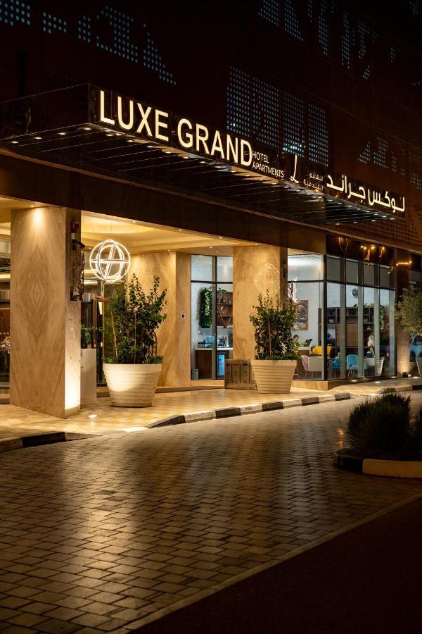 Luxe Grand Hotel Apartments Sardzsa Kültér fotó The hotel's entrance