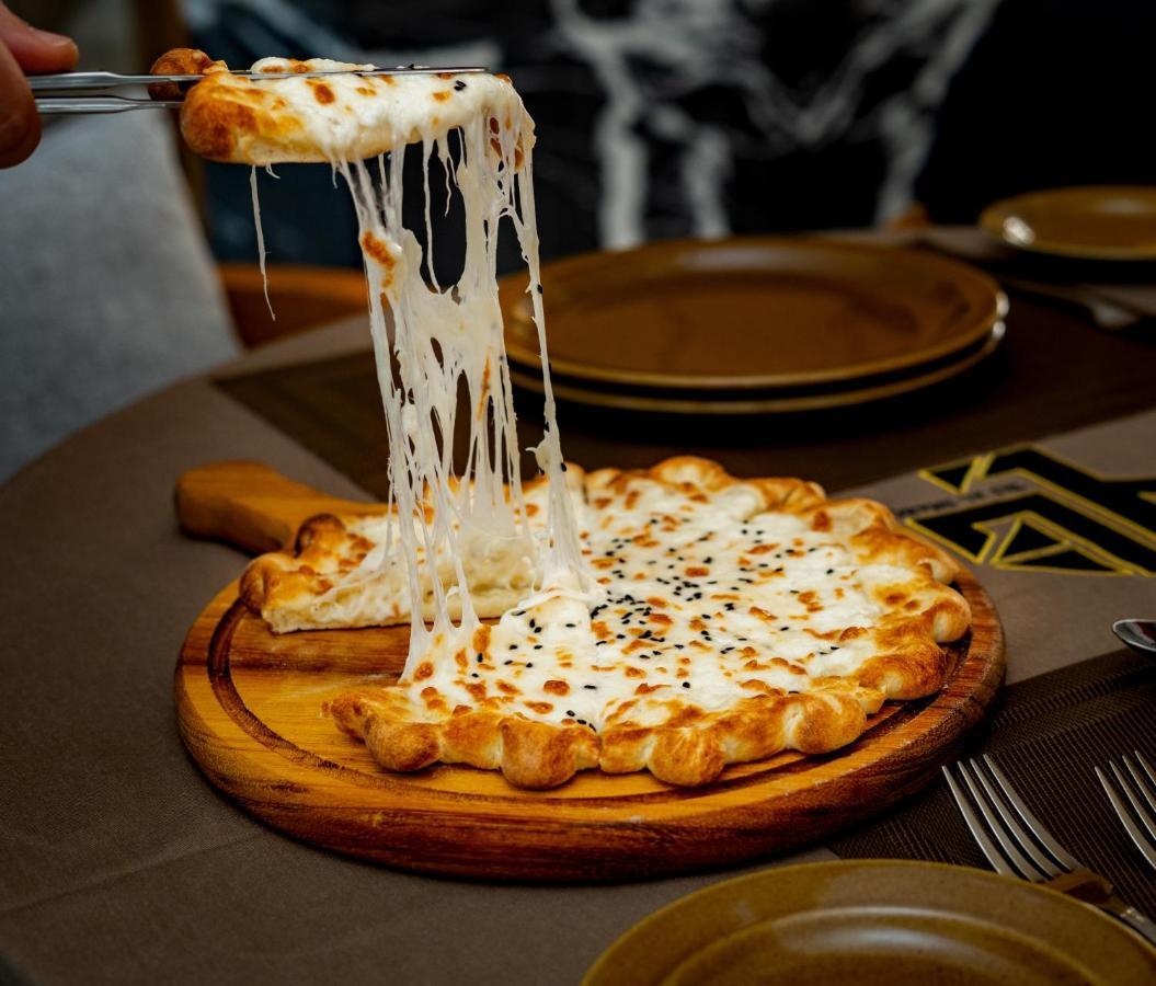 Luxe Grand Hotel Apartments Sardzsa Kültér fotó A cheese pizza