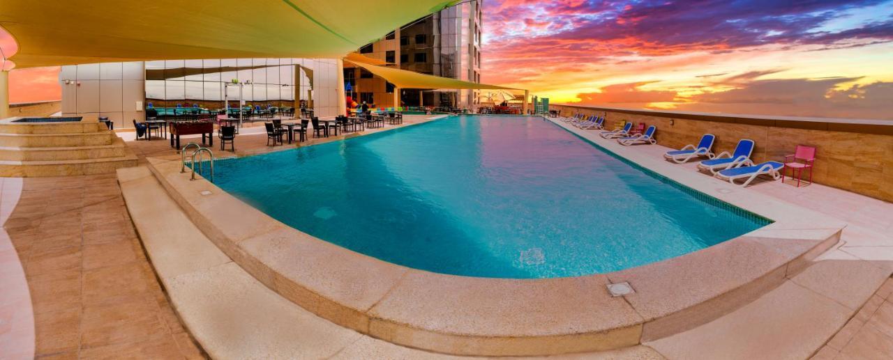 Luxe Grand Hotel Apartments Sardzsa Kültér fotó The pool at the hotel