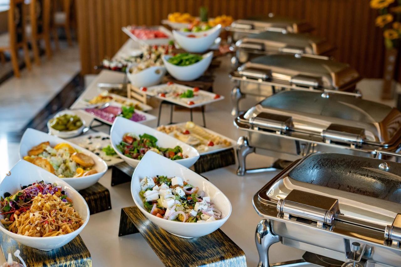 Luxe Grand Hotel Apartments Sardzsa Kültér fotó A buffet at a hotel