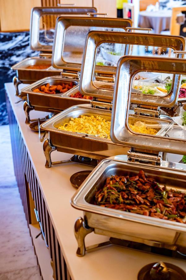 Luxe Grand Hotel Apartments Sardzsa Kültér fotó A chafing dish buffet