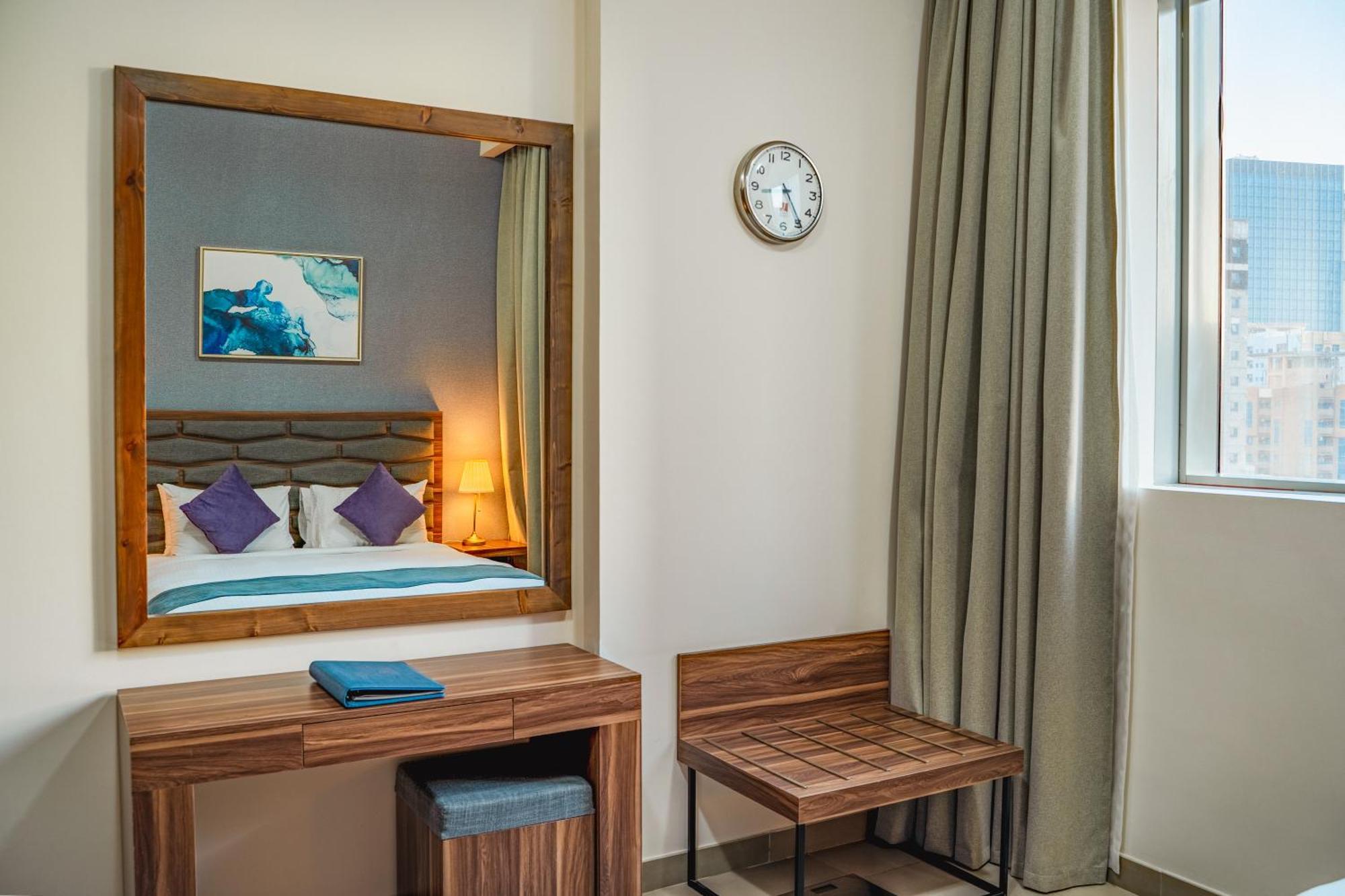 Luxe Grand Hotel Apartments Sardzsa Szoba fotó A bedroom at the hotel